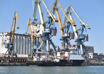 В морских портах Мариуполя и Бердянска до конца года откроют грузовые пункты пропуска