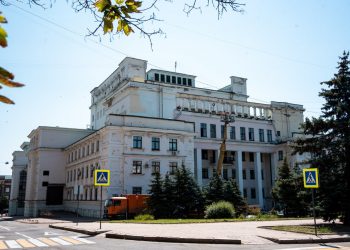 В Донецке приступили к аварийному ремонту кровли Донбасс Оперы