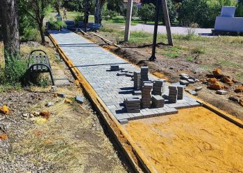 В Старобешево продолжается благоустройство парковой зоны