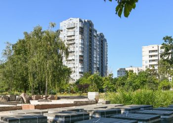 В Донецке продолжают благоустраивать сквер возле Киевского райисполкома