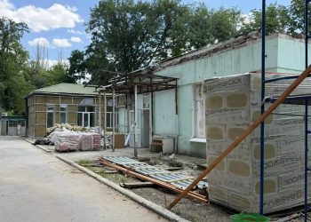 В Харцызске проводят капитальный ремонт детской поликлиники