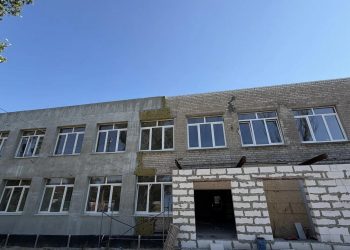 В Мариуполе продолжается капитальный ремонт школы, построенной более полувека назад
