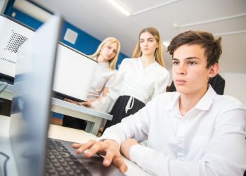 Школьников научат осознанно работать с искусственным интеллектом