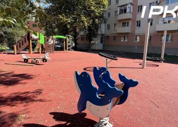 В Мариуполе восстановили еще два дома и благоустроили двор