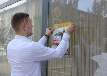 На улицах Донецка появились социальные плакаты с собаками из местного приюта «4 лапки»