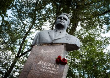 В день рождения Владимира Дегтярёва активисты высадили 50 кустов роз у его памятника в Донецке