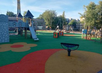 В макеевском поселке Крупской появилась новая зона отдыха с тренажерами и детскими горками