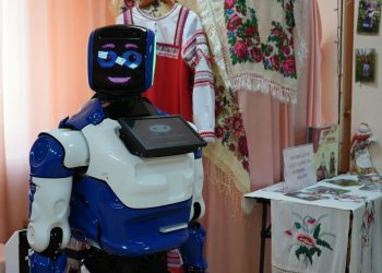 В Ясиноватском музее после модернизации появился интерактивный робот-гид