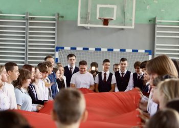В макеевской школе развернули 10-метровую ленту памяти в канун Дня освобождения Донбасса