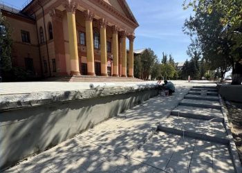 В Зугрэсе продолжаются работы по благоустройству центра
